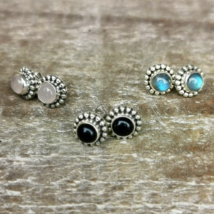 Ohrstecker Stein mit Kranz Silber