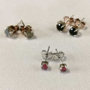 Ohrstecker eckig gefasst