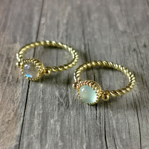 Ring mit rundem Stein Gold