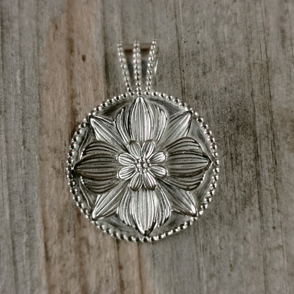 Anhänger Plakette Blume Silber