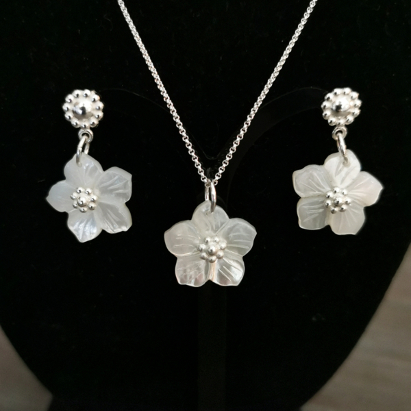 Ohranhänger Blume Muschel Silber