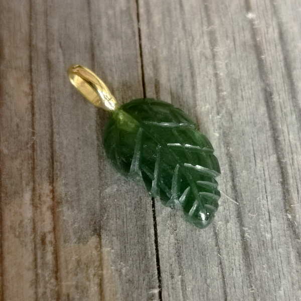 Halsanhänger Blatt Olivenquarz