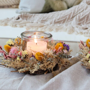 Windlicht mit Blumenkranz