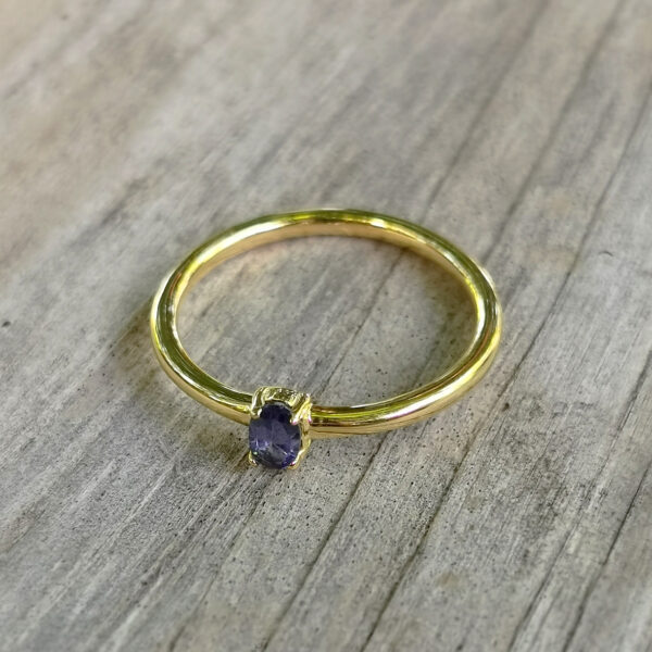 Ring fein ovaler Zirkonia Gold