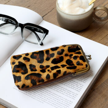 Brillenetui aus Leder mit Leopardenmuster