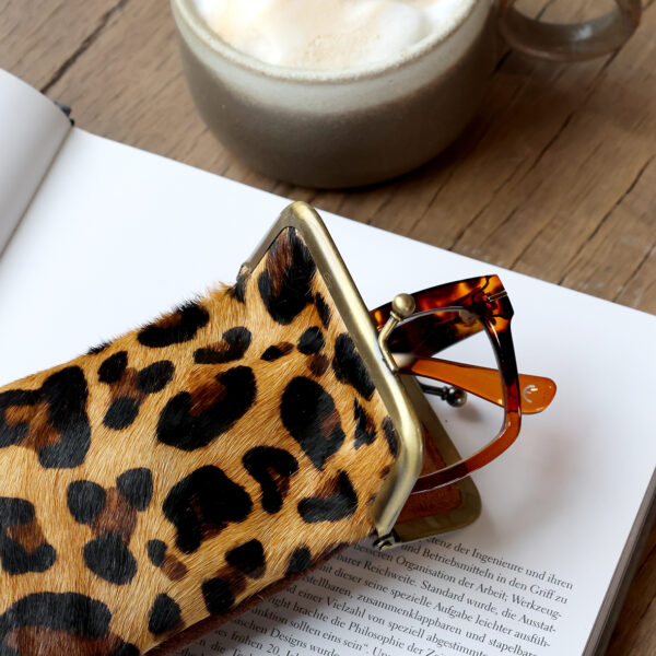 Brillenetui aus Leder mit Leopardenmuster – Bild 2