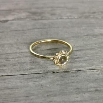 Ring fein Blume Stein Gold
