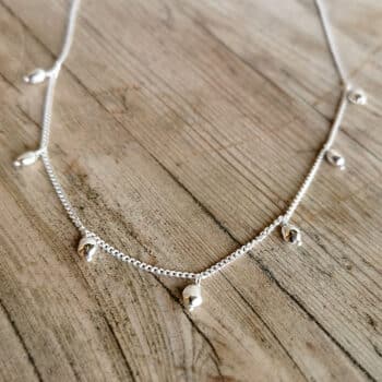 Kette organic mit Anhängern Silber