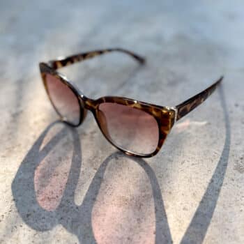 Sonnenbrille mit Leopardenmuster und Glitzerdeko